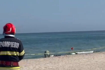 video alerta pe o plaja din mamaia dupa ce a fost observat un obiect suspect isu si politia au izolat perimetrul 6a734a1103fc8