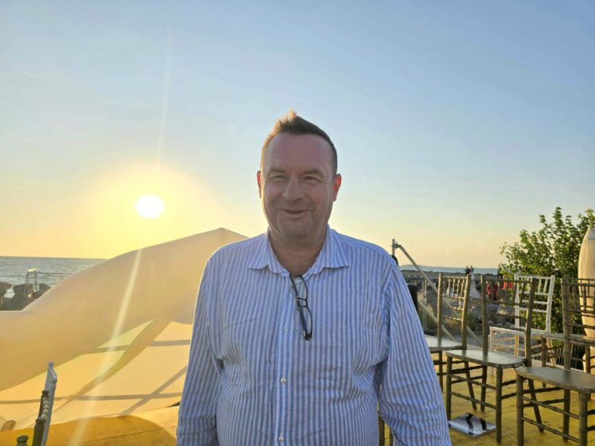 video ambasadorul slovaciei in romania peter hatiar a venit la constanta special pentru concertul madrigal pe plaja 6a80462b15b26