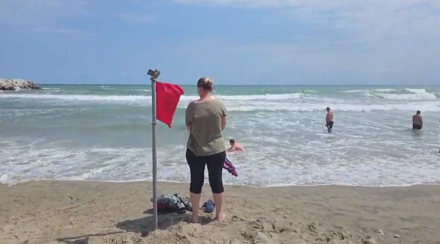 video atentie turisti steagul rosu arborat pe plajele din sudul litoralului 6a7dadd76e8e9