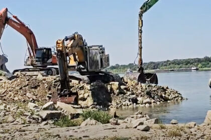 video cele patru barje vor fi scufundate in gura bratului bala maine dimineata continua incarcarea lor cu roci 6a735d7cded99