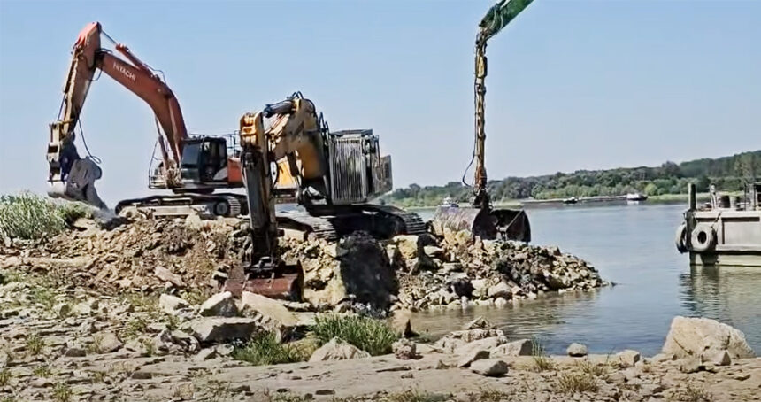 video cele patru barje vor fi scufundate in gura bratului bala maine dimineata continua incarcarea lor cu roci 6a735d7cded99