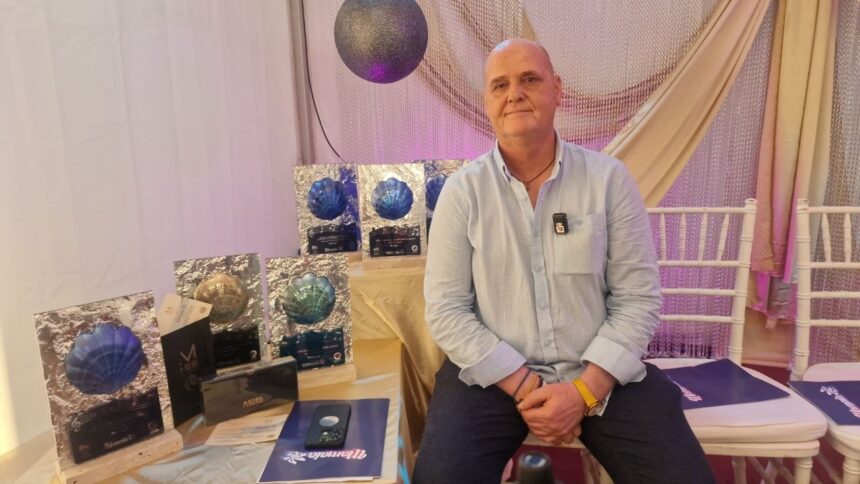 video constantin paslaru designerul care a conceput trofeele festivalului mamaia 2026 creatiile sale regasite in colectiile dolce gabbana dar si in interiorul catedralei mantuirii neamului 6a88838c69628