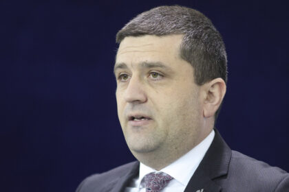 video cu ceasul la mana sau in buzunar radu miruta ironie la adresa lui sorin grindeanu chiar la inaugurarea unei autostrazi 6a7c48cb42586