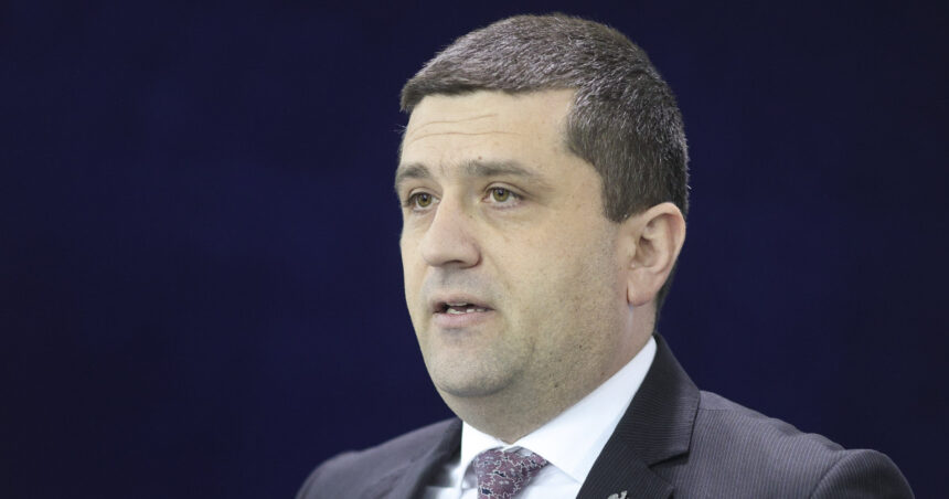 video cu ceasul la mana sau in buzunar radu miruta ironie la adresa lui sorin grindeanu chiar la inaugurarea unei autostrazi 6a7c48cb42586