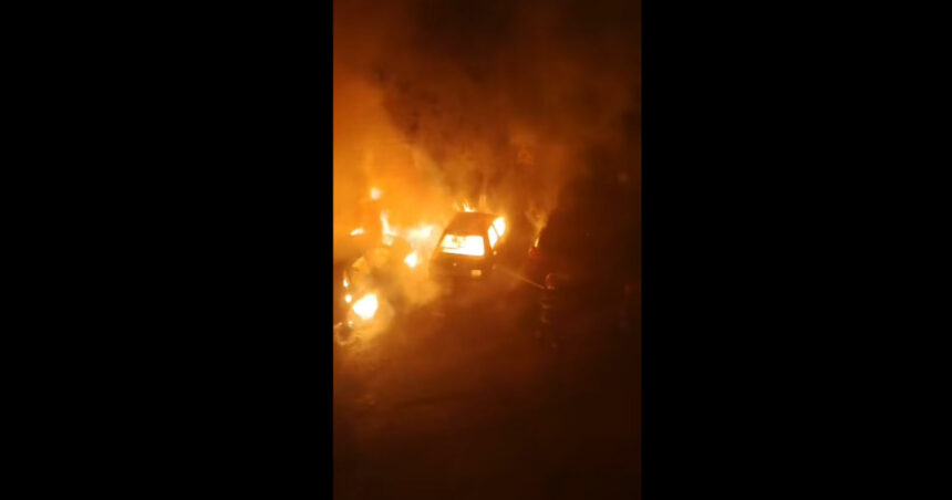 video incendiu puternic intr o parcare din oradea mai multe masini au fost distruse de flacari 6a6f0f3ec40a8