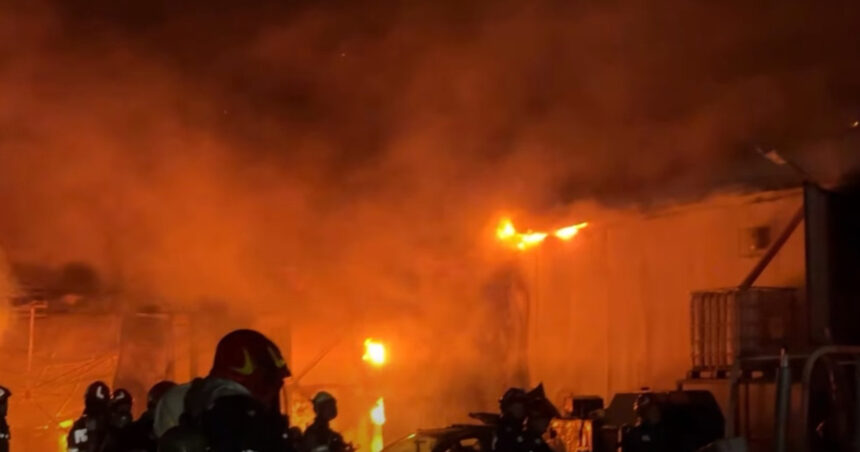 video incendiu puternic la o hala din sectorul 1 al capitalei pompierii intervin cu peste 20 de autospeciale a fost emis mesaj ro alert 6a7ea1f7386d3