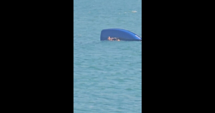 video incident in statiunea saturn o barca cu cinci persoane s a rasturnat in marea neagra turistii au fost salvati 6a8b08938393e