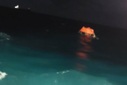 video interventie dramatica in largul marii negre persoane salvate dupa ce nava pe care se aflau a luat foc si s a scufundat 6a90a8c9e8af6