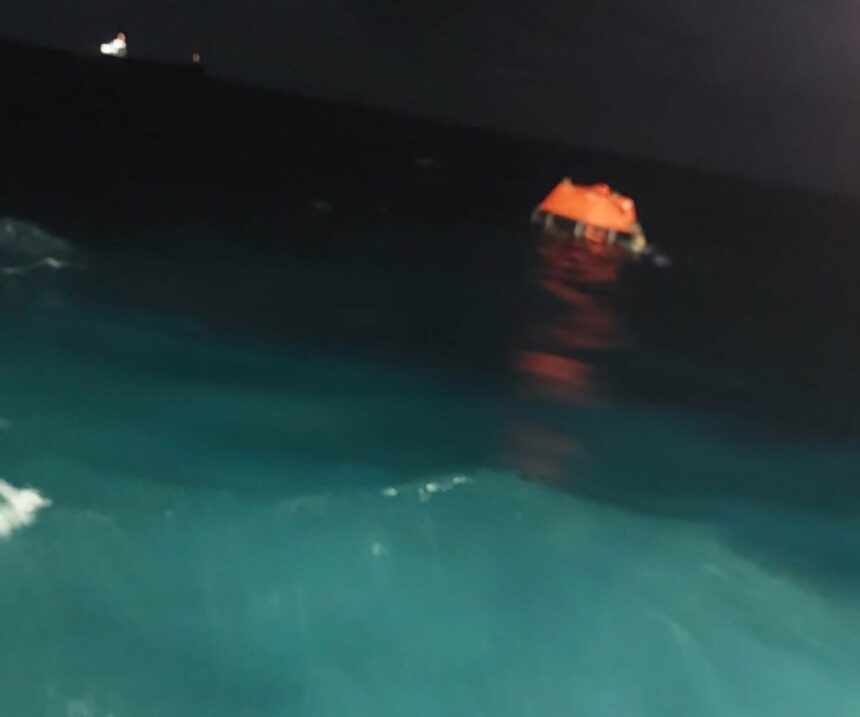 video interventie dramatica in largul marii negre zona sfantu gheorghe persoane salvate dupa ce nava pe care se aflau a luat foc si s a scufundat 6a9093c12f11c