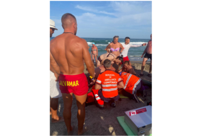 video interventie pentru salvarea unui turist pe plaja din jupiter sunt suspiciuni ca ar fi suferit un avc 6a944be5a1174