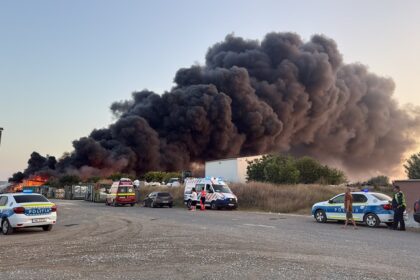 video isu tulcea trimite ajutoare incendiu de amploare la iesirea din lumina spre navodari in zona peninsula a luat foc centrul de colectare a maselor plastice 6a7cad05a4f92