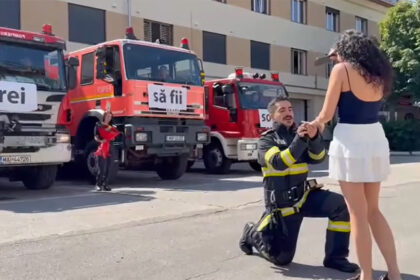 video misiune emotionanta pentru un tanar pompier si a cerut iubita in casatorie in fata autospecialelor de interventie 6a8898a535546