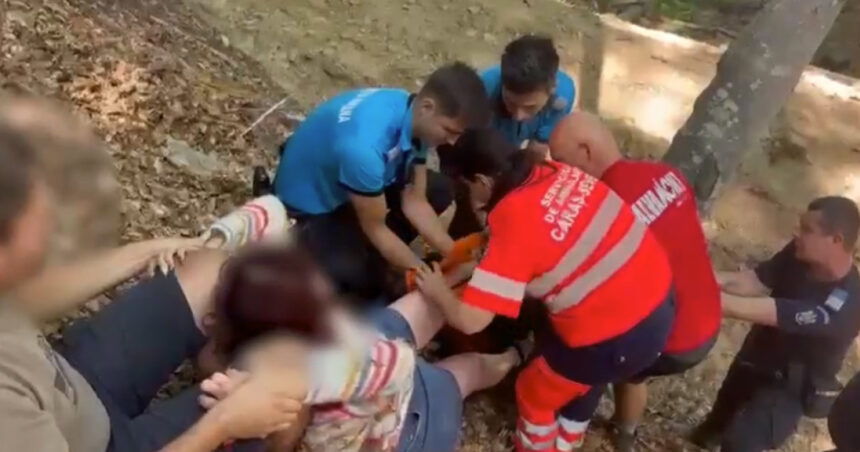video o turista si a fracturat glezna pe munte si nu s a mai putut deplasa a fost salvata de jandarmii montani 6a7b4841d75b5
