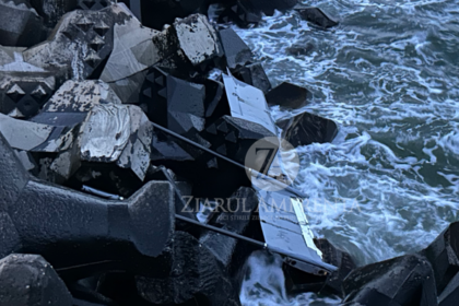 video obiect suspect care pare sa fie o drona descoperita printre stabilopozi pe plaja modern din constanta 6a932121a5628