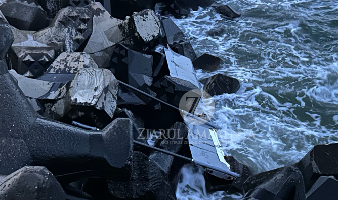 video obiect suspect care pare sa fie o drona descoperita printre stabilopozi pe plaja modern din constanta 6a932121a5628