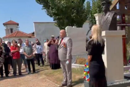 video peste 100 de oameni au participat la dezvelirea bustului generalului decedat radu theodoru fost suspect intr un dosar de tradare 6a8bfb27e9399