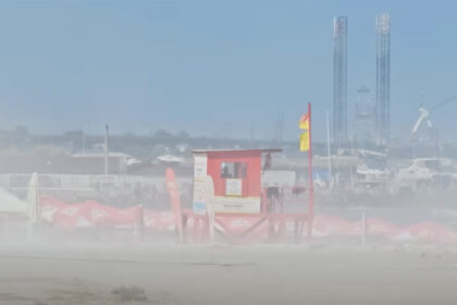 video plaja din eforie nord a disparut intr o furtuna de nisip turistii alungati de pe sezlonguri 6a8464e3a2102