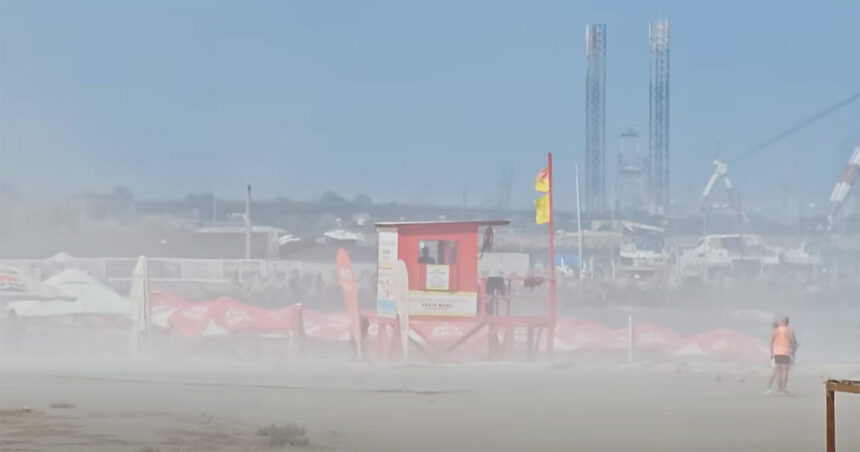 video plaja din eforie nord a disparut intr o furtuna de nisip turistii alungati de pe sezlonguri 6a8464e3a2102