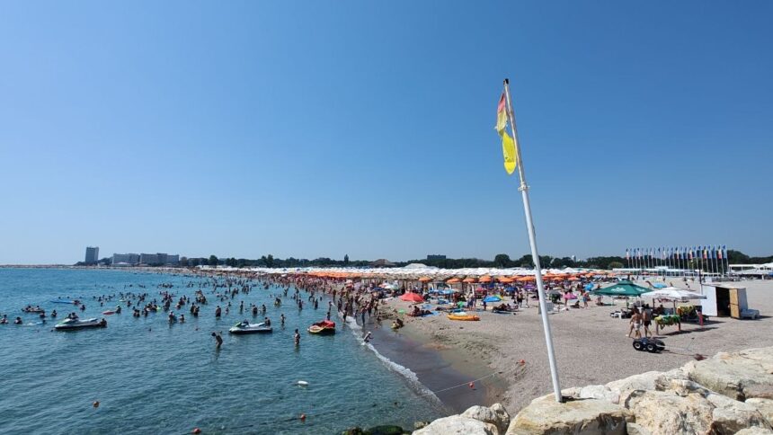 video salvare de urgenta pe plaja din neptun un turist din bucuresti a fost tras in larg de curenti 6a81b038446d8