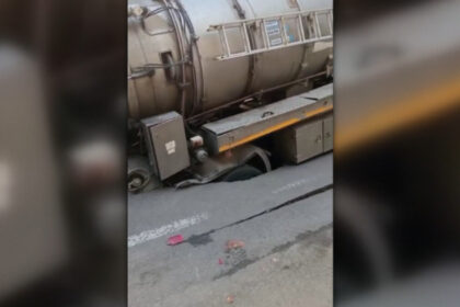video scene incredibile in buzau o autospeciala a companiei de apa a cazut intr o groapa aparuta in asfalt ce a provocat surparea 6a9583009fb2e