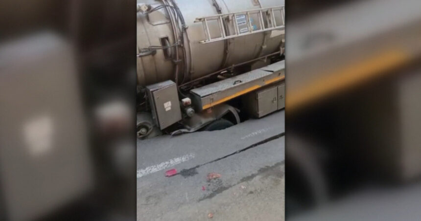 video scene incredibile in buzau o autospeciala a companiei de apa a cazut intr o groapa aparuta in asfalt ce a provocat surparea 6a9583009fb2e