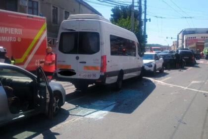 video soferul autobuzului care a lovit 12 masini in medias beat la volan 22 de persoane au fost implicate patru au ajuns la spital 6a8710903a988