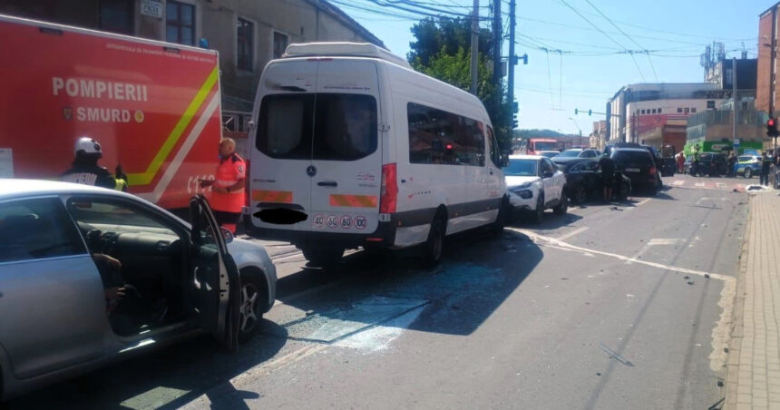 video soferul autobuzului care a lovit 12 masini in medias beat la volan 22 de persoane au fost implicate patru au ajuns la spital 6a8710903a988