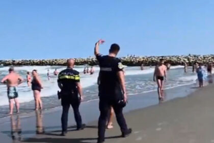 video turistii au ignorat steagul rosu si au intrat in mare politistii si jandarmii au intervenit pe litoral 6a7de7a352e6e