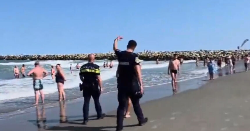 video turistii au ignorat steagul rosu si au intrat in mare politistii si jandarmii au intervenit pe litoral 6a7de7a352e6e