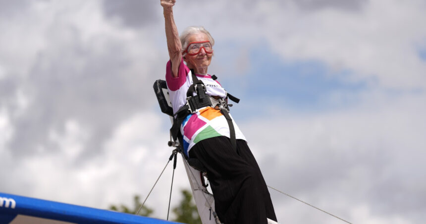 videofoto la 97 de ani betty bromage este cea mai in varsta femeie din lume care practica wing walking 6a74c23ee4f34