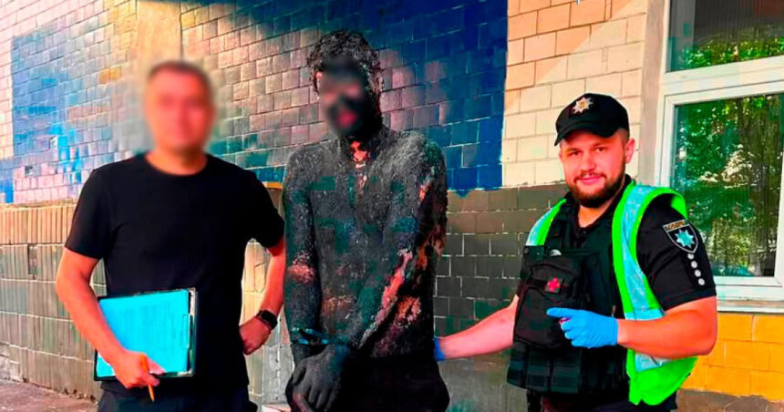 videofoto metoda inedita de camuflaj un hot din kiev s a uns cu smoala pentru a deveni invizibil politistii l au curatat in 5 ore 6a81682fd9d08