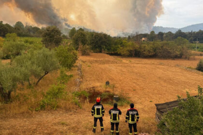 videofoto pompierii romani au revenit din franta dupa lupta cu incendiile de padure copiii le au oferit desene si mesaje de multumire 6a71a42f0e28c