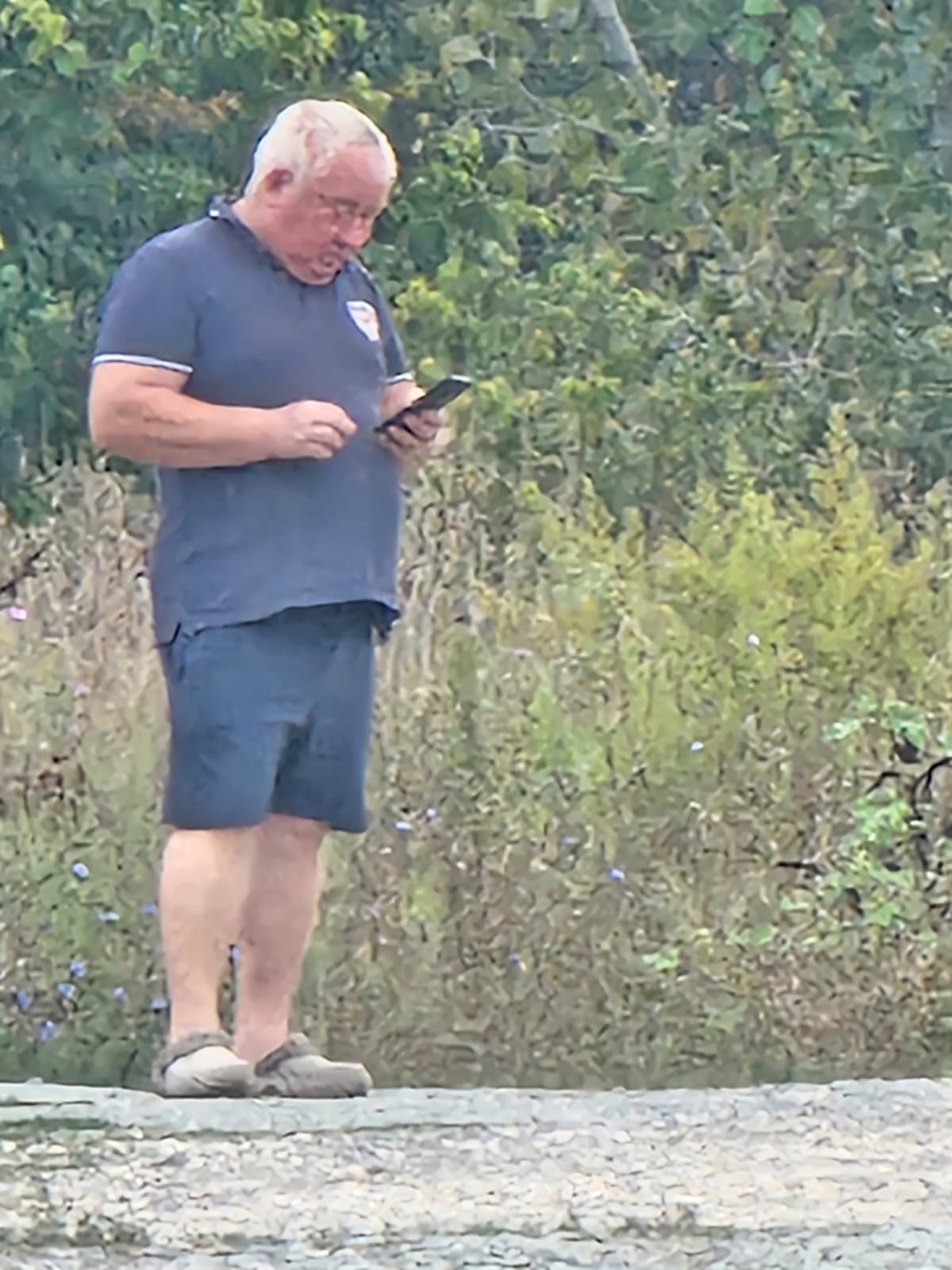 Fum dens și foc deschis pe strada Căpșunilor din Agigea. Imagini trimise redacției ridică semne de întrebare 2 WhatsApp Image 2026 09 21 at 12.26.36