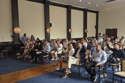 afaceristii de la doris trading srl asteapta verdictul instantei au dat in judecata consiliul local pentru terenul din centru pe care primaria il vinde cu aproape 280 000 de euro 6aadf6b0e575f