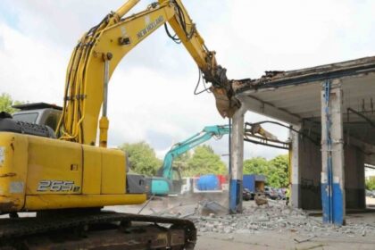 au inceput lucrarile de demolare la fostul sediu rar din constanta pe teren va fi amenajat un parc 6aa819d5115da
