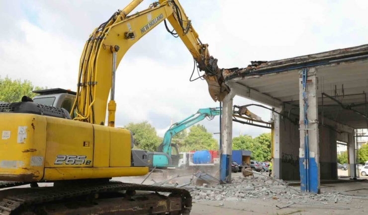 au inceput lucrarile de demolare la fostul sediu rar din constanta pe teren va fi amenajat un parc 6aa819d5115da