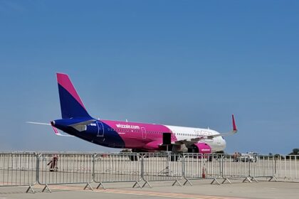 decolare oprita in ultimul moment dupa ce o stewardesa a facut o descoperire la una dintre ferestre avionul urma sa plece spre constanta 6aafbc17807f9