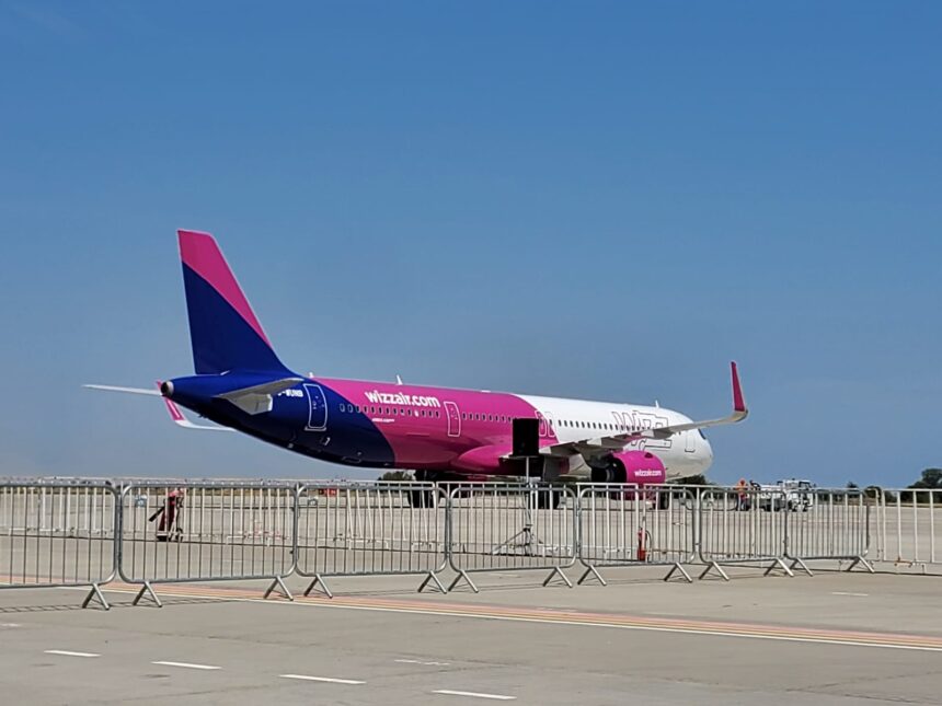 decolare oprita in ultimul moment dupa ce o stewardesa a facut o descoperire la una dintre ferestre avionul urma sa plece spre constanta 6aafbc17807f9