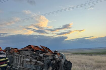 foto accident rutier la intrare in localitatea sacele microbuz rasturnat in afara carosabilului mai multe victime 6ab2b08420c4f