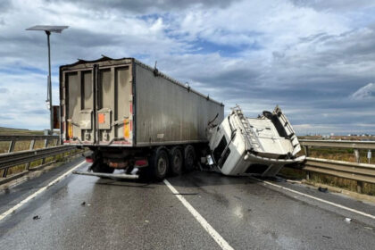 foto accident rutier pe centura sucevei soferul unui autocamion preluat de un echipaj smurd 6a9c4beaaa051