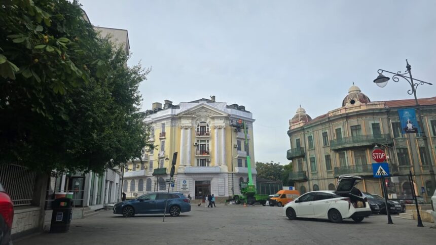 foto directia agricola constanta pusa in siguranta cu mesh uri bucati se desprindeau din cladire 6ab7bdb86fe76