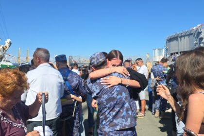 foto video revedere emotionanta in portul militar constanta studentii si marinarii de pe bricul mircea s au intors acasa dupa cinci luni pe mare 6aaa680da8bab