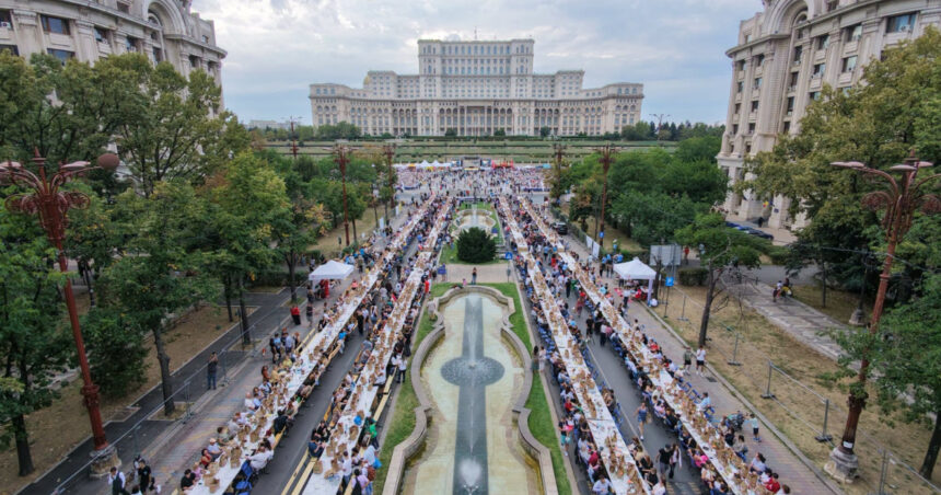 galerie foto bucurestiul a intrat in cartea recordurilor 20 000 de oameni s au asezat la cea mai lunga masa din lume a fost o mare sufragerie 6aa5baf2eb95c