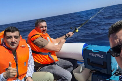 galerie foto george simion si dan dungaciu la pescuit alaturi de calugarii de pe muntele athos ne au facut mai intariti pentru ce va urma 6a9edd5af02ef