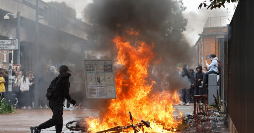galerie foto haos la protestele elevilor din franta violente si confruntari cu politia peste 200 de persoane au fost arestate 6abbe8bdf0166