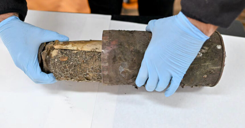galerie foto o capsula a timpului ascunsa de peste 100 de ani a fost descoperita in turnul sfatului din sibiu ce se afla in interior 6aba9ade936d0