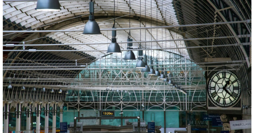 haos feroviar la londra dupa un incendiu in zona paddington trenurile spre aeroportul heathrow au fost anulate 6a9c6ededa42c