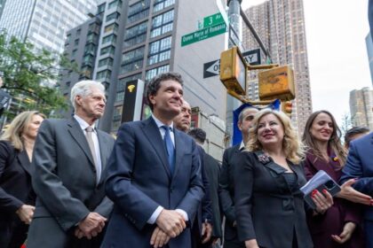 nicusor dan a dezvelit la new york o placuta in amintirea vizitei pe care regina maria a facut o in statele unite acum 100 de ani 6ab2d6e045c05