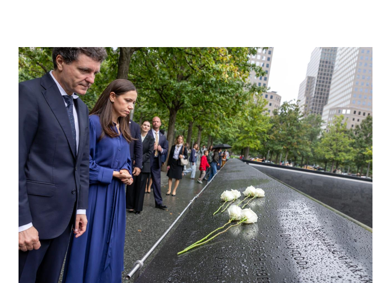 nicusor dan si partenera sa au depus flori la memorialul 9 11 din new york 6ab025cc46dd1