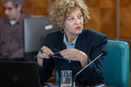 oana gheorghiu despre sarutul drapelului ideea ca iubirea de tara poate fi obtinuta prin constrangere este aberanta si stupida 6aa788538e83e